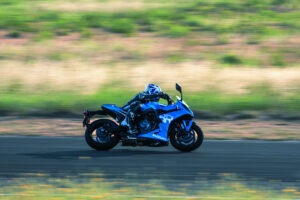 GSX800FRQM6_action_1