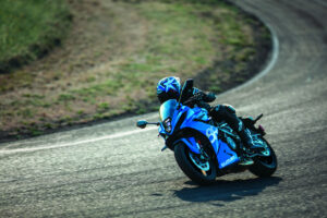 GSX800FRQM6_action_3
